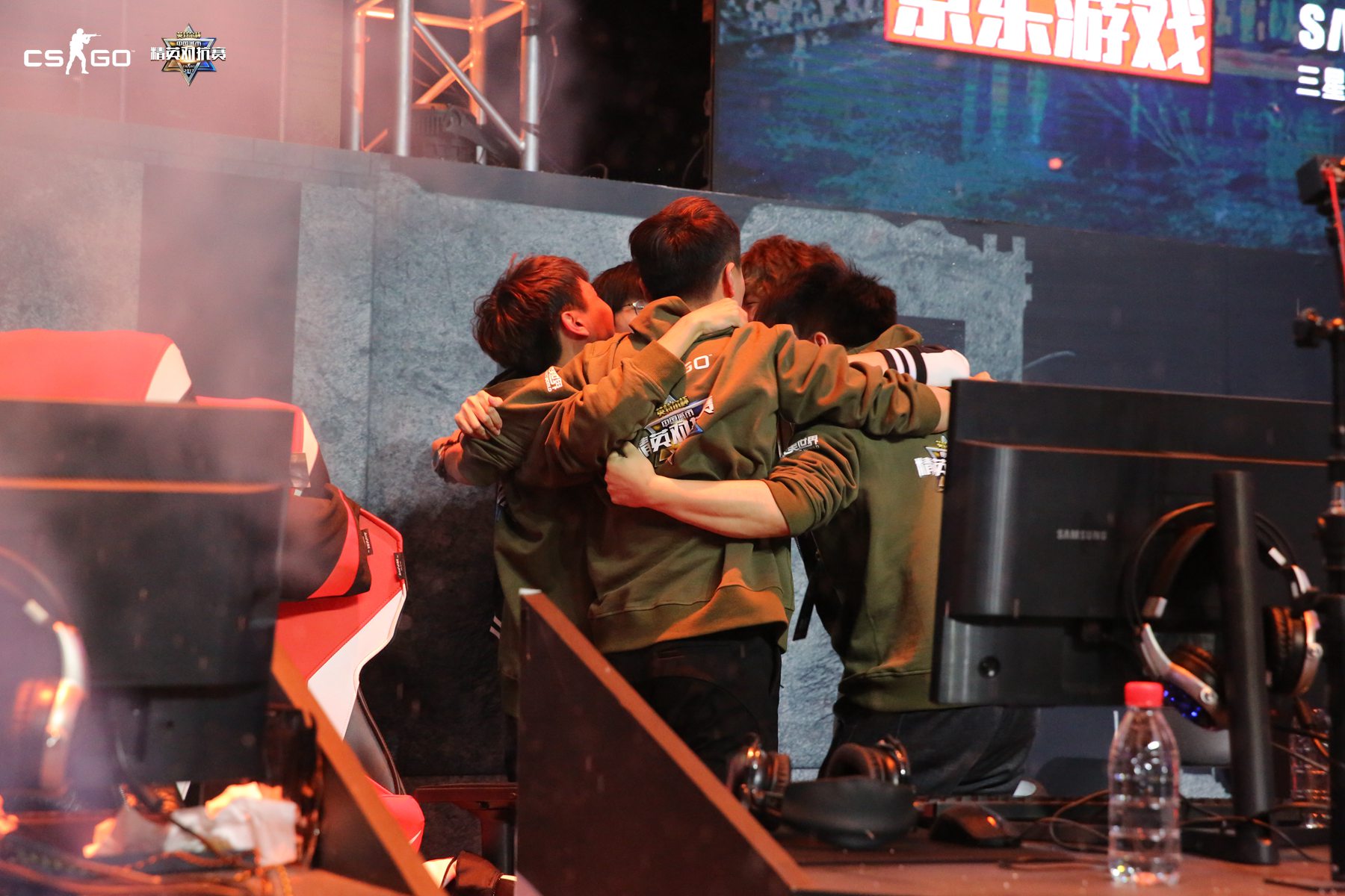 巴黎主场氛围拉满，粉丝齐声高唱《马赛曲》为KC加油。